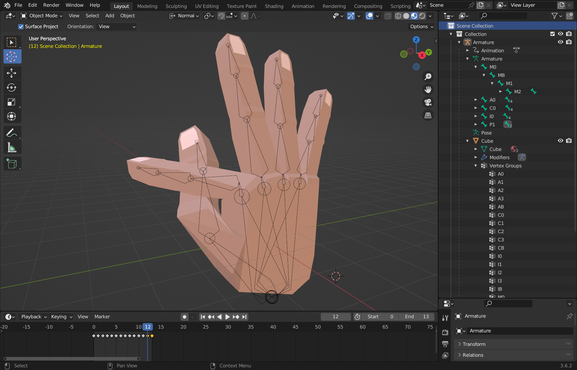 Modelo 3D de la mano, mostrando el esqueleto o “rigging” en la configuración de “T” del alfabeto dactilológico de la LSE. Se muestra el modelo mediante una captura de pantalla de Blender, la aplicación utilizada para su elaboración.